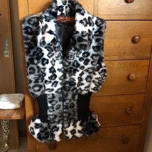 Fur Leopard vest black, white with some grey